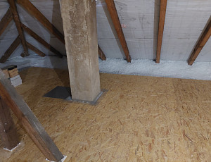 Zateplení stropu bytového domu pomocí foukané izolace